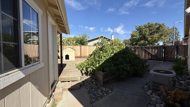 Building Photo - 672 Swallow Dr