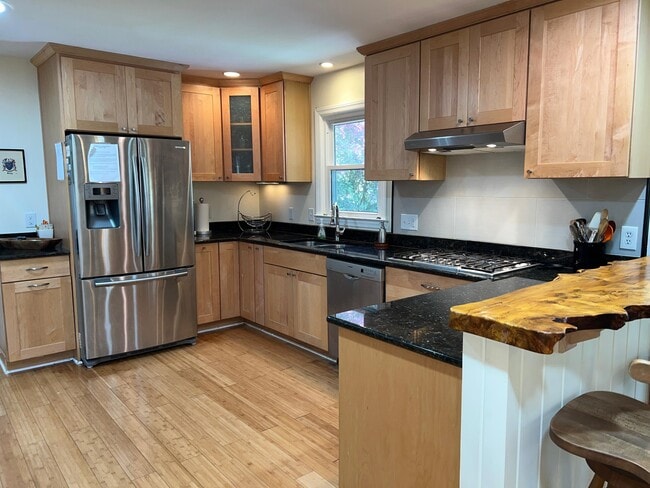 Building Photo - 727 Banks Terrace SE