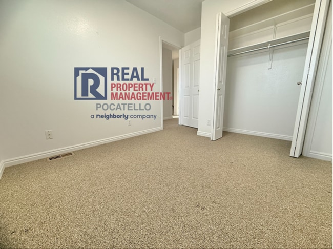 Building Photo - 3 Bedroom 1.5 Bath duplex - 1 car garage