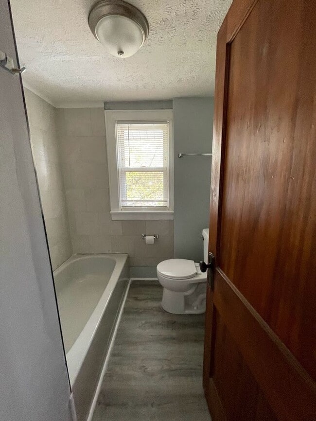 Building Photo - Two bedroom one bathroom home for rent