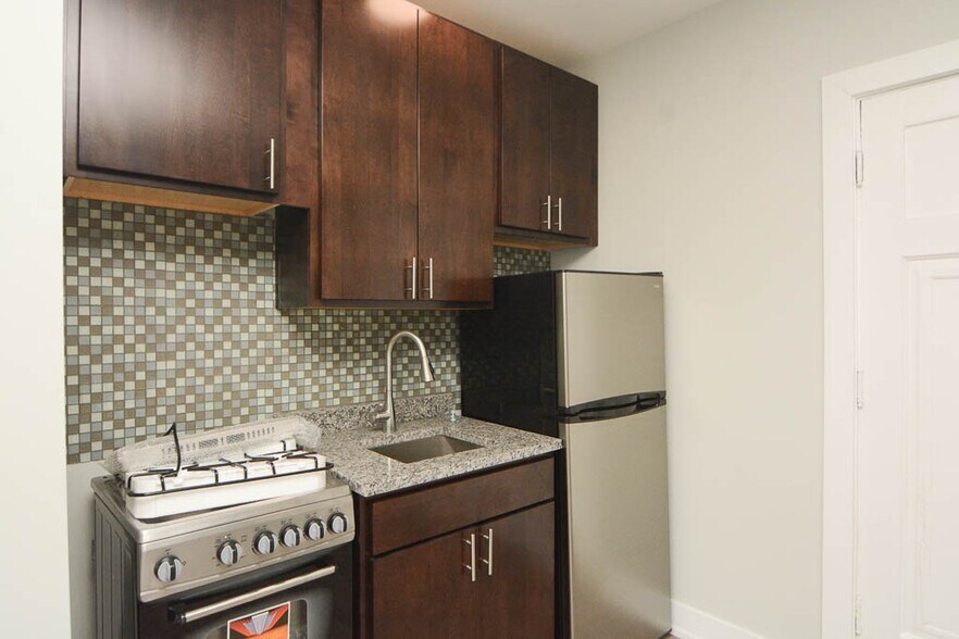 Building Photo - 4549 N Damen Ave