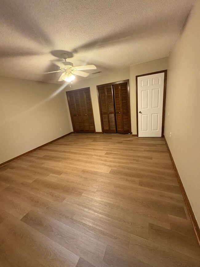 Building Photo - Valley Hills Subdivision - Detached Garage...