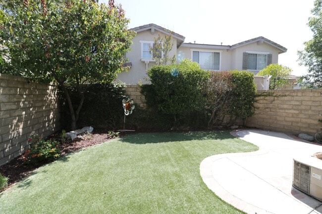 Building Photo - Townhome for Lease  in Valencia!
