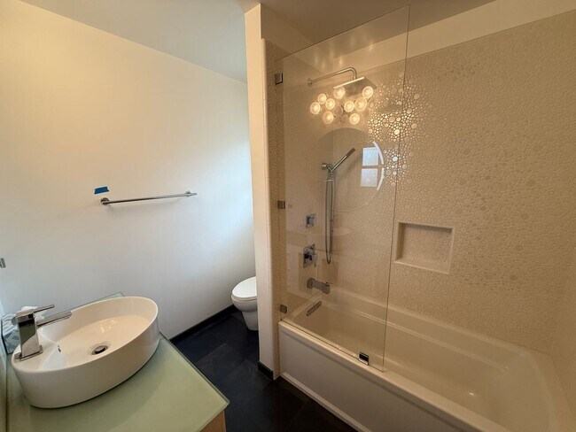 Building Photo - Stunning 4 Bed / 3 Bath Pacific Beach Home...