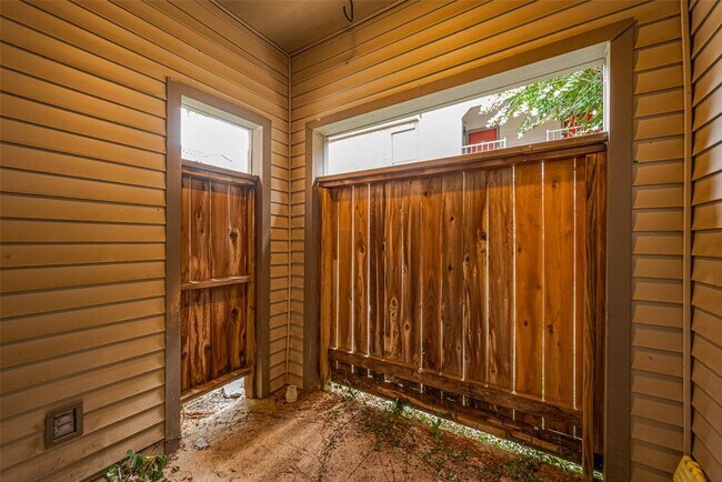 Building Photo - 2025 Augusta Dr