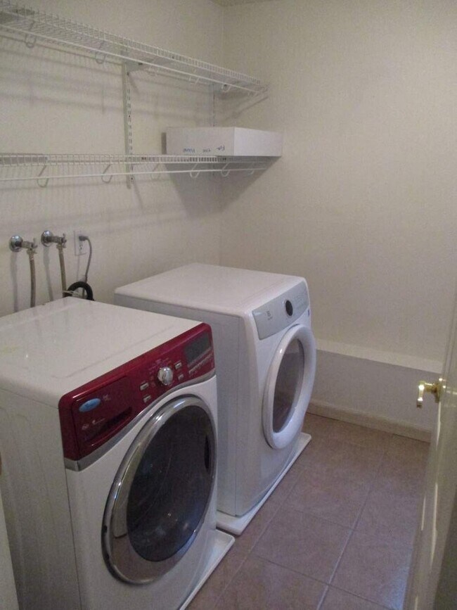 Building Photo - 3 Bedroom + Bonus, 2.5 Bathroom Gig Harbor...