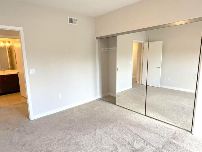 Building Photo - Great Corner Condo ! Lots Of Light ! Elan ...