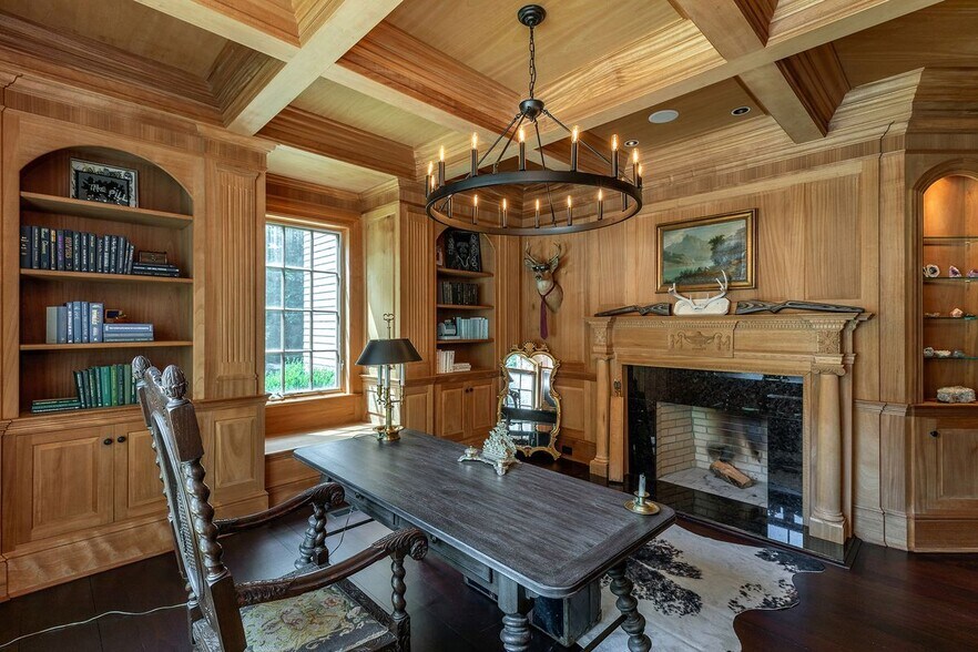 Building Photo - 247 Roxbury Rd