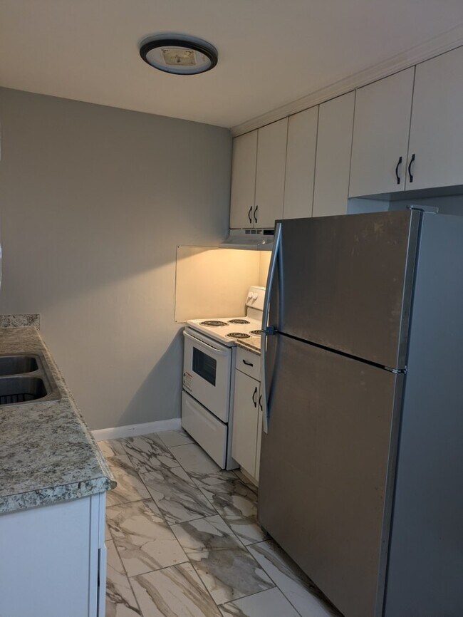 Building Photo - 550 Harding Pl