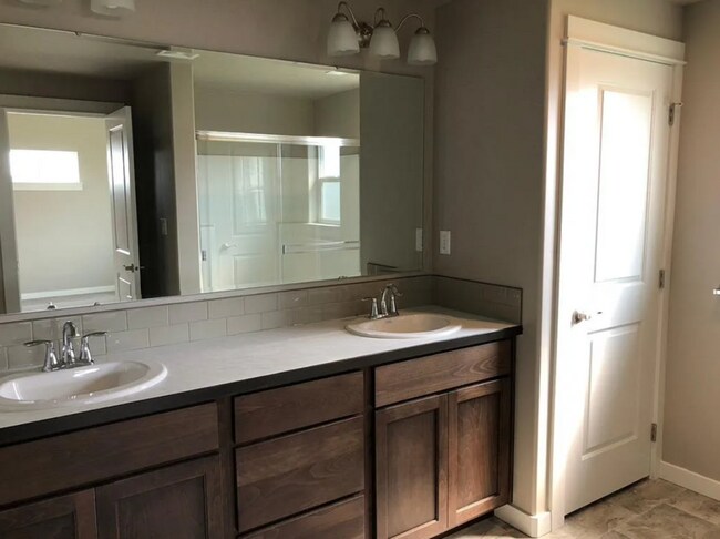 Building Photo - 5683 E Upminster St