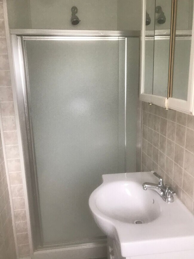 Building Photo - Spacious 3-Bedroom, 2-Bath First Floor  Ap...