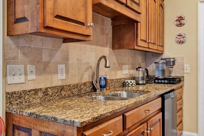 Building Photo - 1865 Weston Pl NW