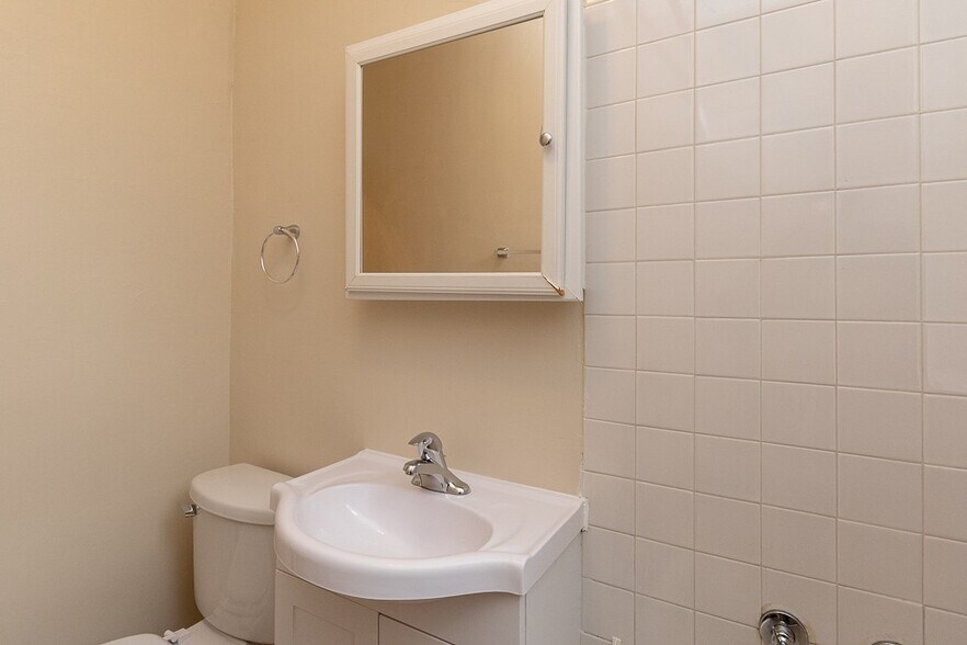 Building Photo - 4409 N Kenneth Ave