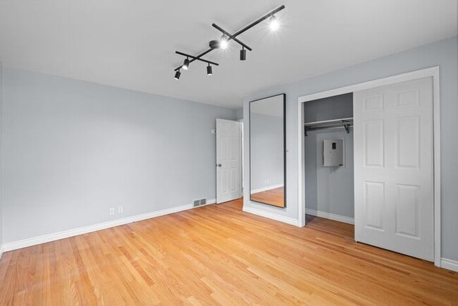 Building Photo - Elegant and Spacious Air-Conditioned Lincoln Park Rambler