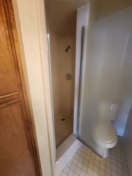Building Photo - 5913 Auburn Oaks Dr