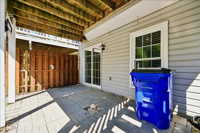 Building Photo - Luxury Townhome at Lake Linganore