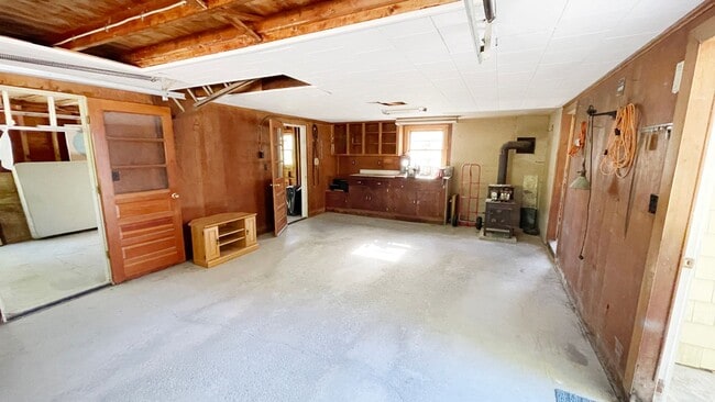Building Photo - 3 BR House on a Lake 1.5 Baths