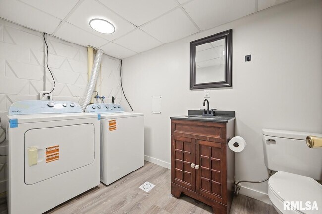 Building Photo - 6822 N Kimberly Dr