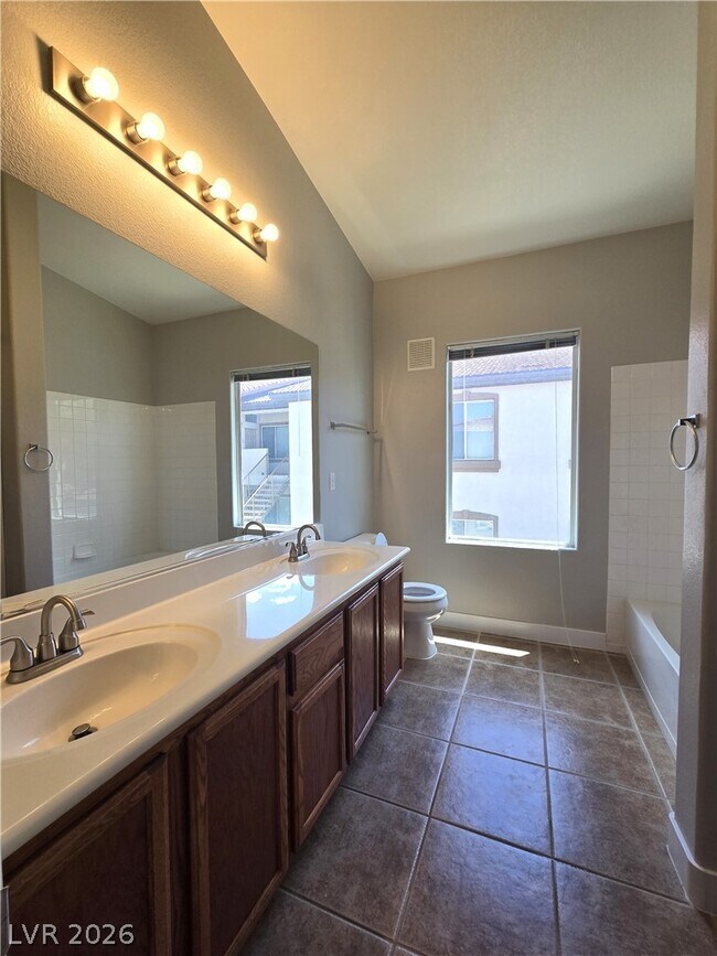Building Photo - 2305 W Horizon Ridge Pkwy