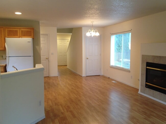 Building Photo - 35413 Oakwood Dr