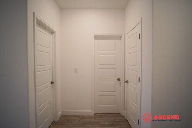 Building Photo - Luxurious 5 bedroom located in Gossamer Grove!