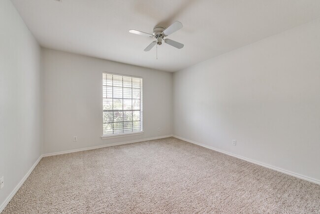 Building Photo - 923 S Greenstone Ln