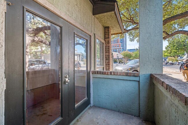 Building Photo - 807 W 25th St