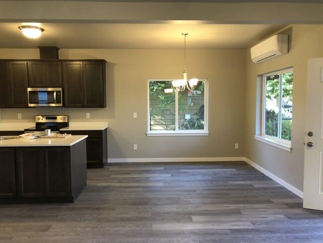 Building Photo - 5 Bedroom, 2.5 Baths Home for Rent, Available in September