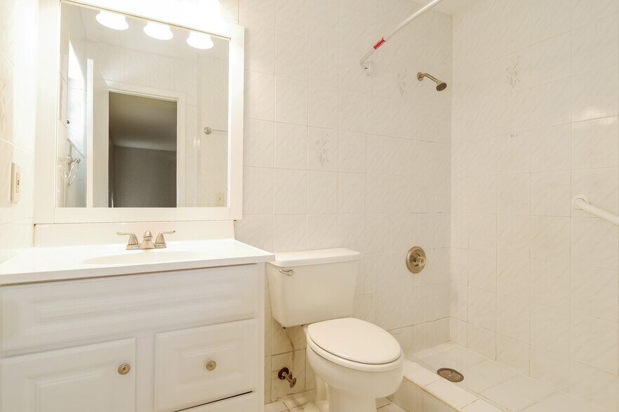Building Photo - 10724 SW 144th Ct