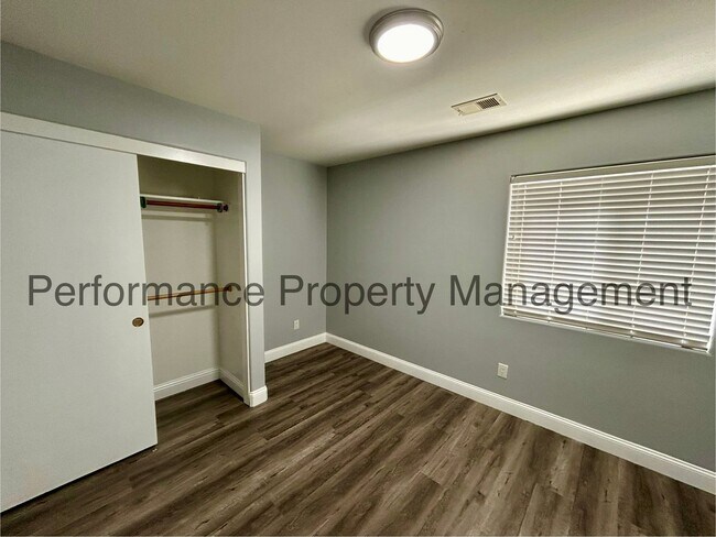 Building Photo - Stunning 4 Bed/2 Bath in SW Bakersfield w/...