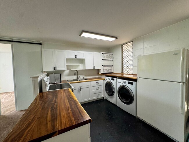 Building Photo - Cathedral Point - 1 bed, 1 bath, 2 Parking. Available Now