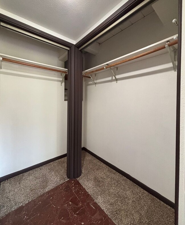 Building Photo - 2 Bed / 2 Bath Lakeview Bellevue cottage $2,845/month