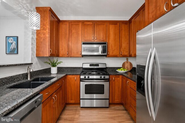 Building Photo - 1708 Lake Shore Crest Dr
