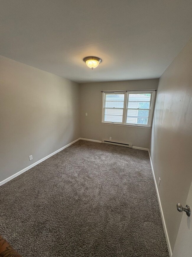 Building Photo - 2 Bedroom 1 Bathroom Duplex in Cedar Falls!