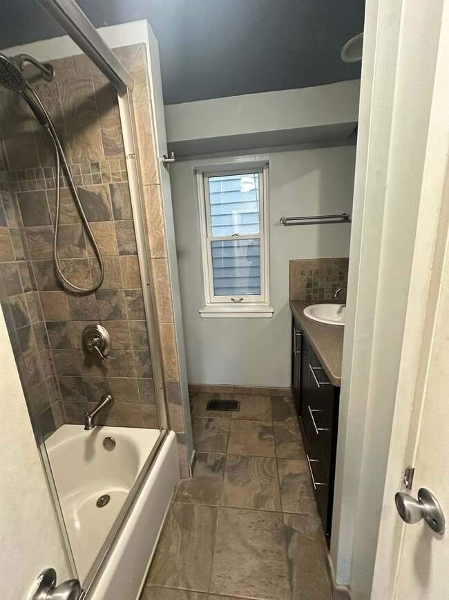 Building Photo - 2B1B three story town house with finished basement