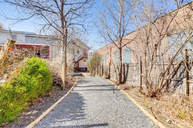Building Photo - Renovated 2 Bedroom + Den w/ Private Garden Access