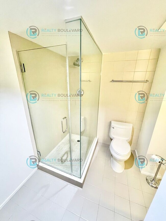 Building Photo - Modern 1 Bedroom 1 Bath Luxury Condo at Th...