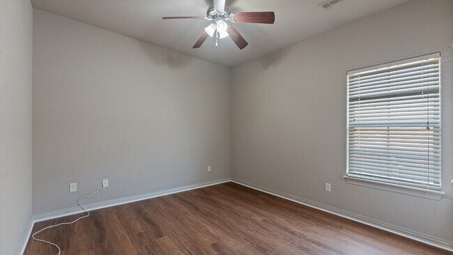 Building Photo - Sign a lease before March 31st and get 50% off one month’s rent, redeemable from the 2nd–12th month.