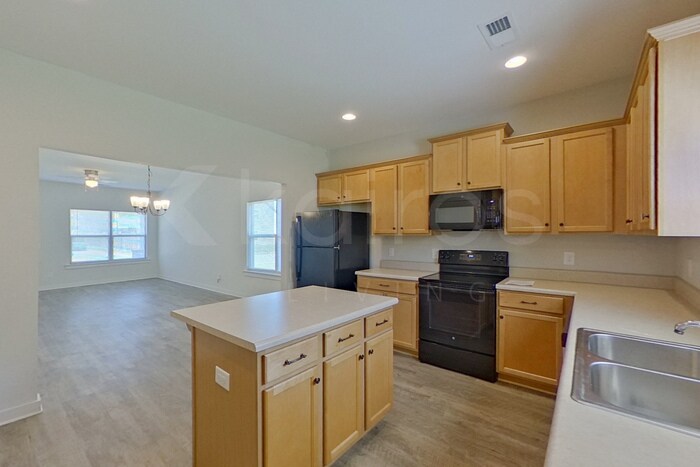 Building Photo - 105 Robin St