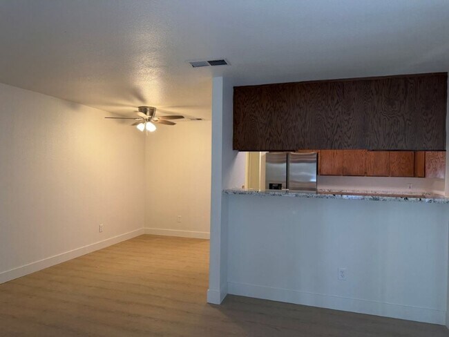 Building Photo - Beautifully Remodeled 3 Bed / 2 Bath Duplex – Walk to Downtown!