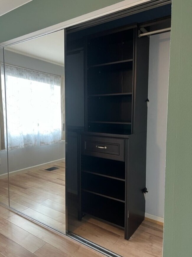 Building Photo - 3BD 2BA 2CAR Garage Townhouse located in L...