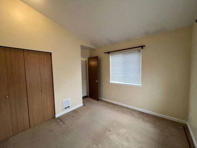 Building Photo - Spacious 3 Bedroom w/ Attached Garage