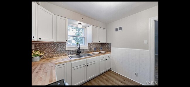 Building Photo - 3709 Eminence Blvd