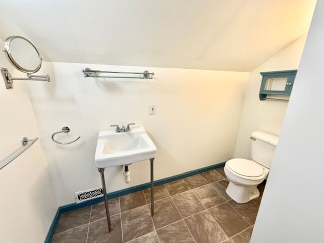 Building Photo - 2414 Brighton Dr