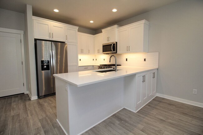 Building Photo - Impeccable 3 Bed/2.5 Bath Townhome located...