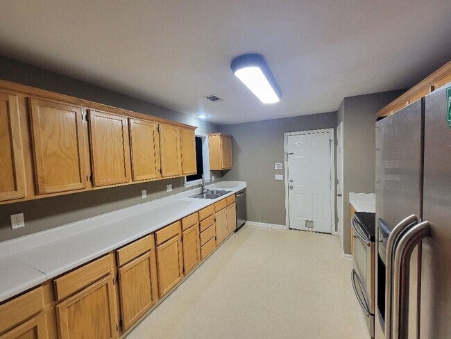 Building Photo - Charming and specious   3BR House in Bryant