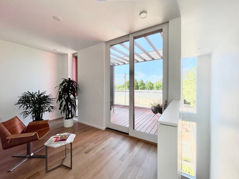 Third floor flexible den/loft space - 2427 Binnen Ln