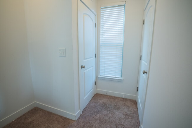 Building Photo - 1032 Skyline View Way