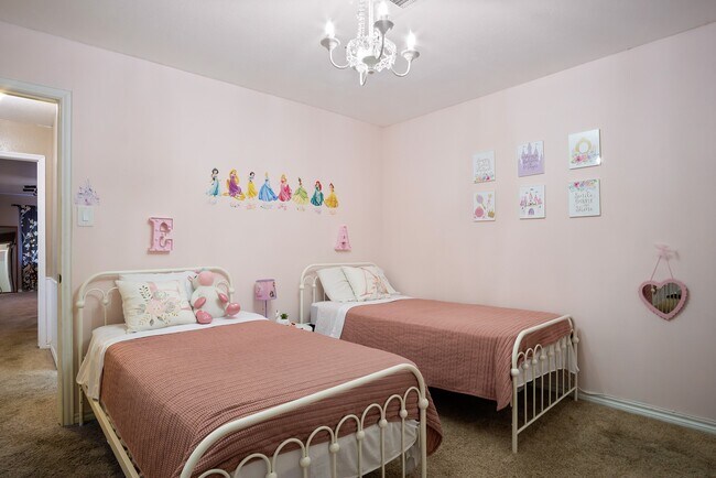 Building Photo - 706 Yale Ln