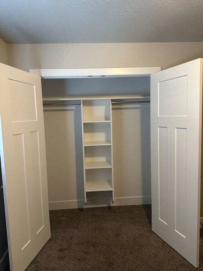 Building Photo - Amazing 3 bed, 2.5 bath with 2 car garage townhome!